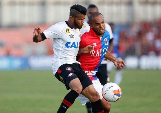 Lúcio Flávio tenta passar pela marcação atleticana. | Henry MilleoGazeta do Povo
