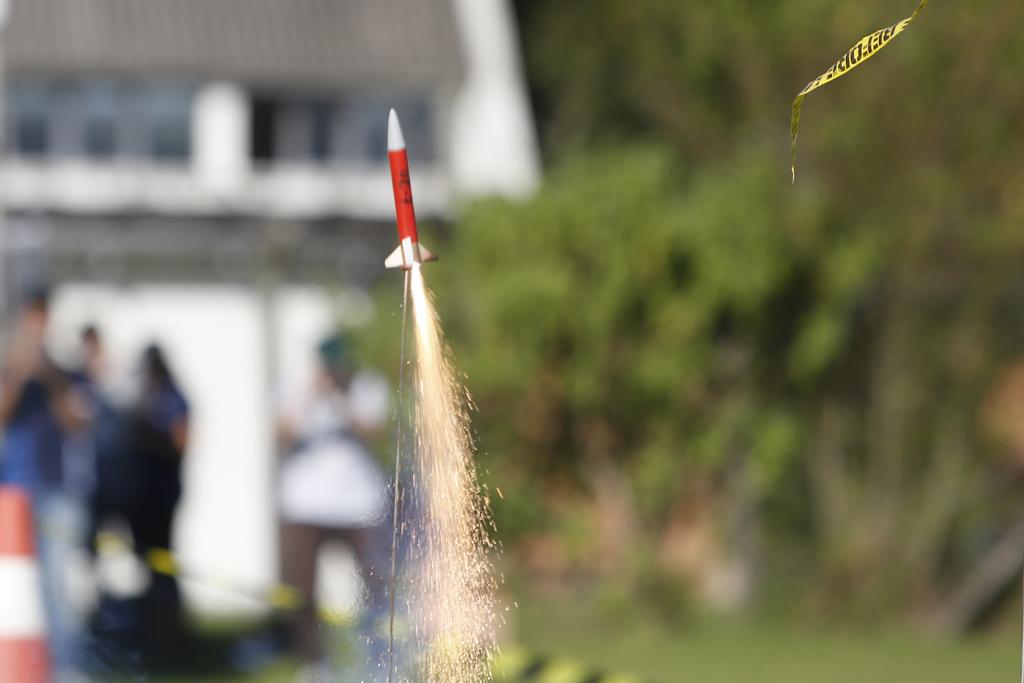 Minifoguete logo após ser lançado, no Centro Politécnico da UFPR. | Henry Milleo/Gazeta