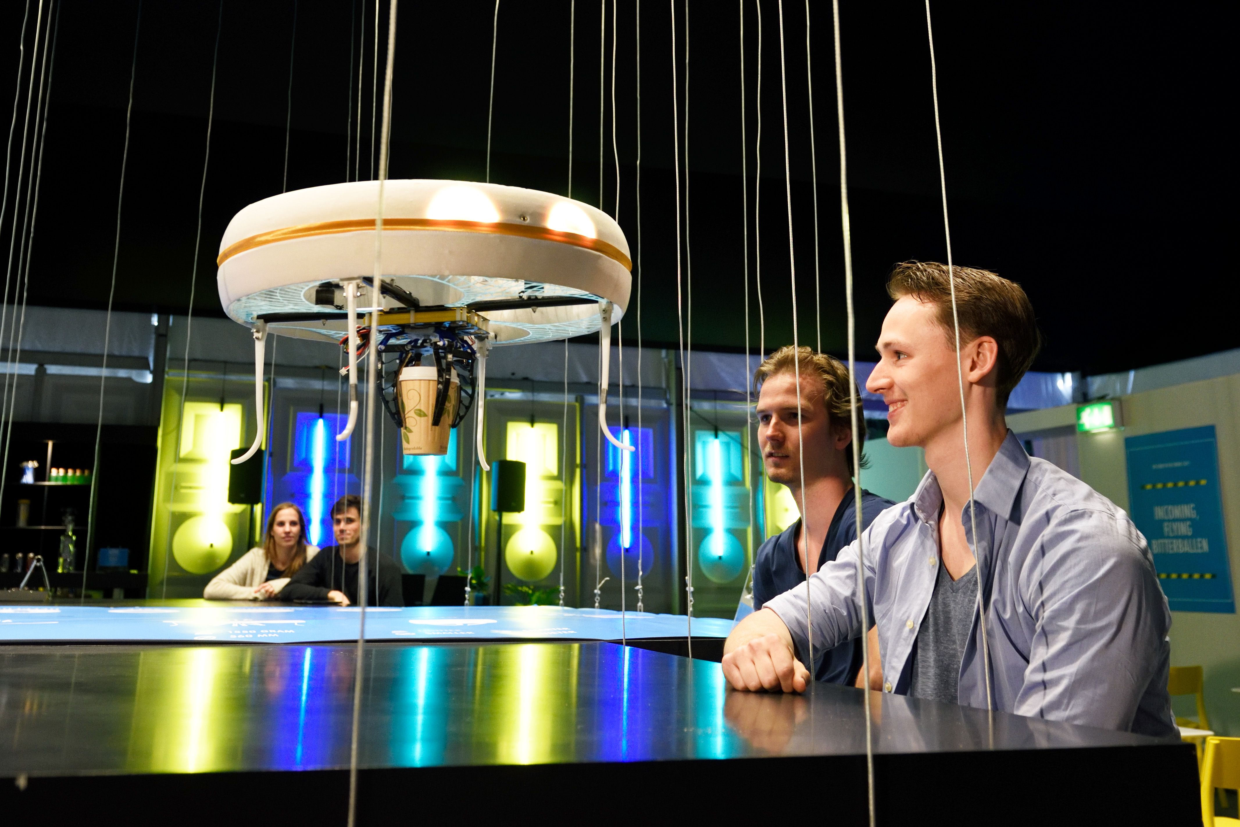 Um drone é o responsável por tirar os pedidos, enquanto outro leva os coquetéis para os clientes. | Bart van Overbeeke/AFP