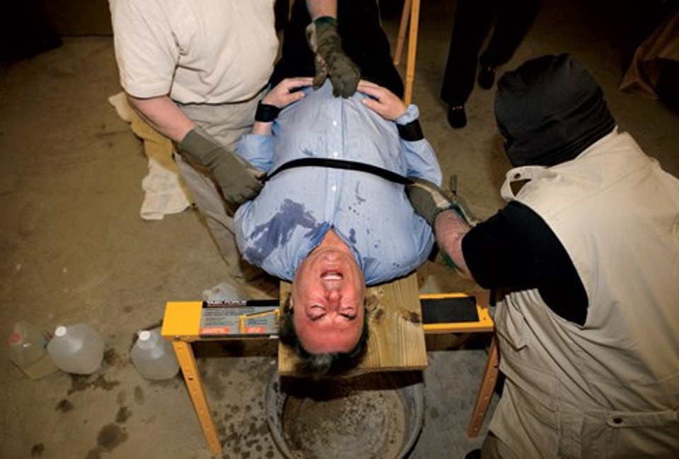 O escritor Christopher Hitchens defendeu o governo George Bush até se submeter à tortura por afogamento, em 2008 | Vanity Fair/Reprodução