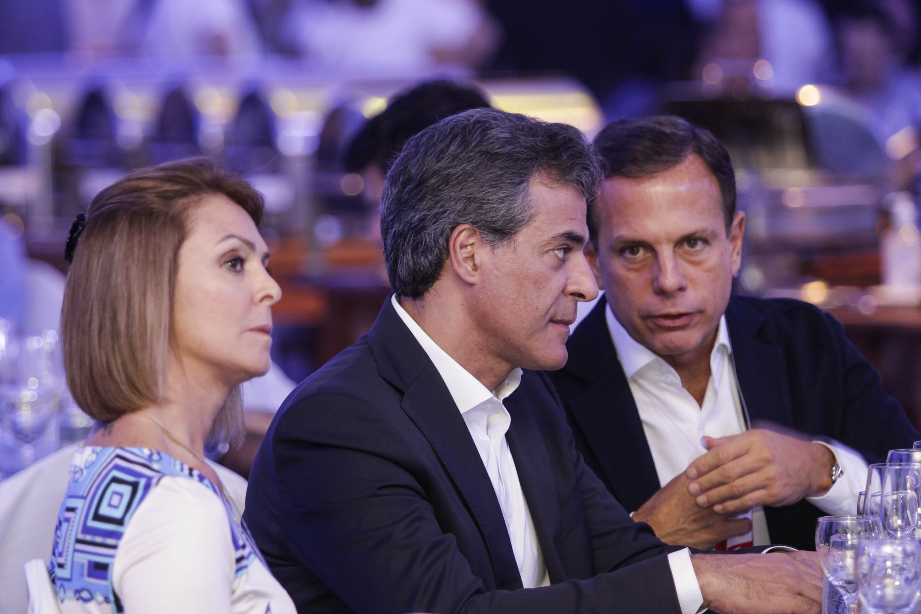 Fernanda e Beto Richa conversam com João Dória, presidente do conselho executiva do Lide | Pedro Ribas/Agência Estadual de Notícias