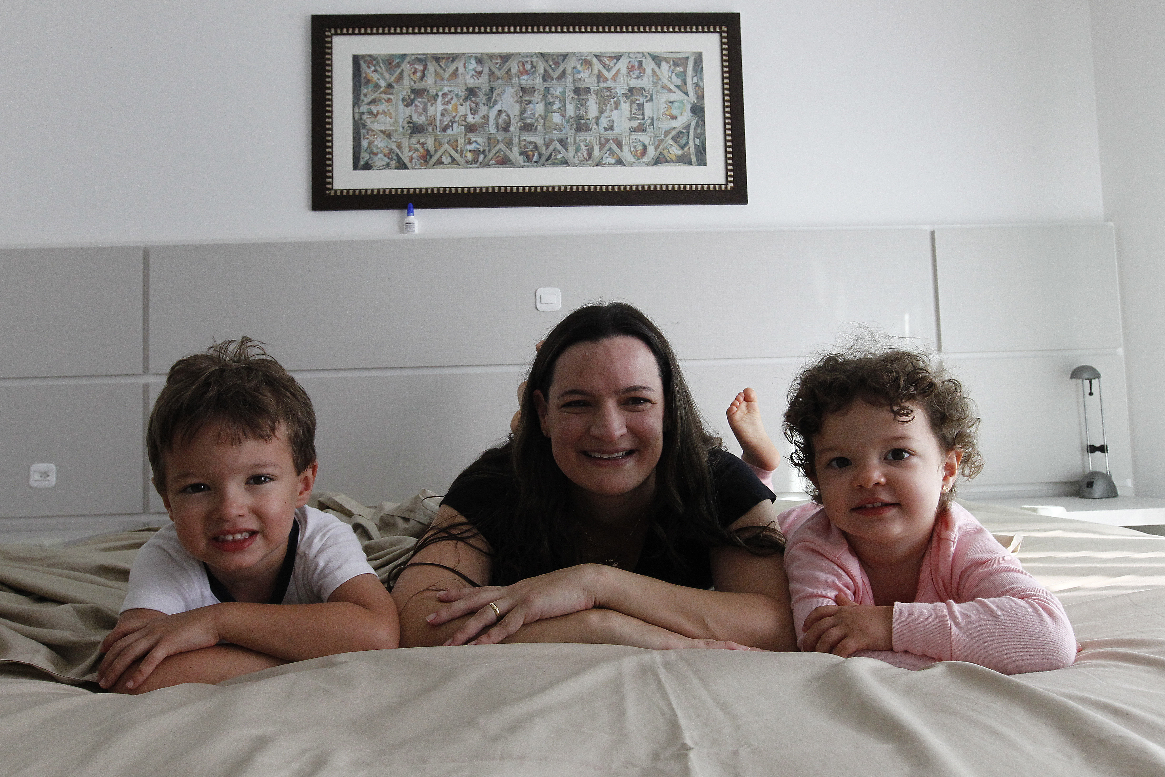 Henrique, à esquerda, ao lado da mãe e da irmã:mudanças na rotina para dormir melhor | Jonathan Campos/Gazeta do Povo