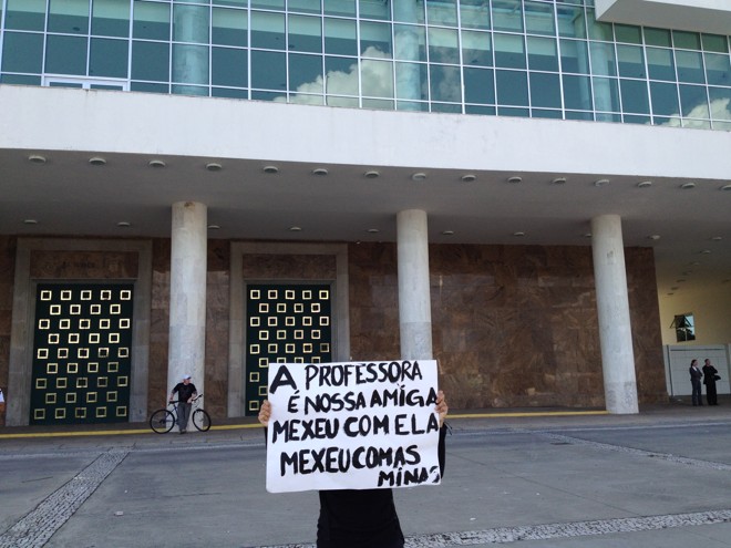 Mesmo sem protestos à tarde, intervenções ainda relembravam os episódios de violência no Centro Cívico nesta semana | Amanda Audi/Gazeta do Povo