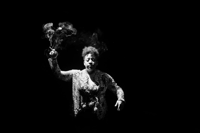 A atriz Grace Passô estreou seu solo” Vaga Carne” durante o Festival. | Kelly Knevels