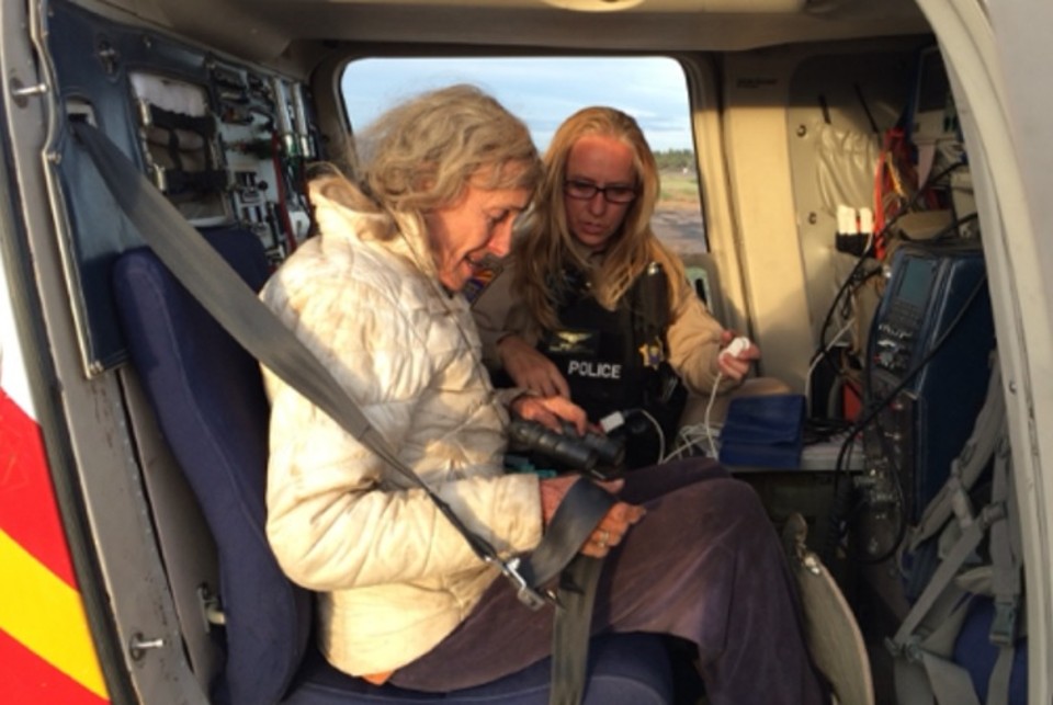 Ann Rodgers, de 72 anos, sendo resgatada pela equipe do Departamento de Segurança Pública do Arizona , nos EUA. | Reprodução/ADPS