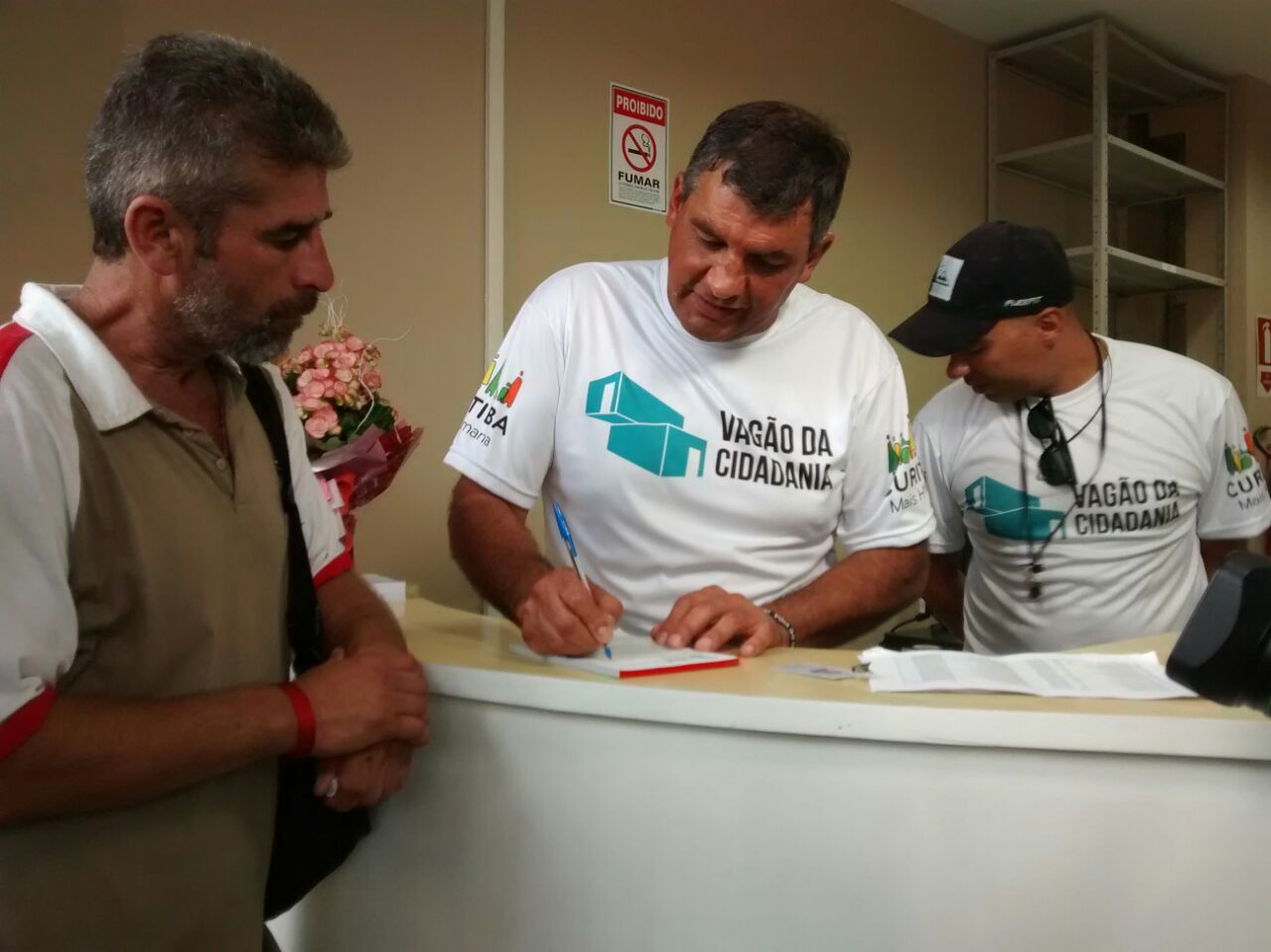 Mauri Garcia Ramos, morador de rua há cinco anos, já possui cadastro e o cartão que dá acesso ao Guarda Pertences | Vivian Faria/Gazeta do Povo