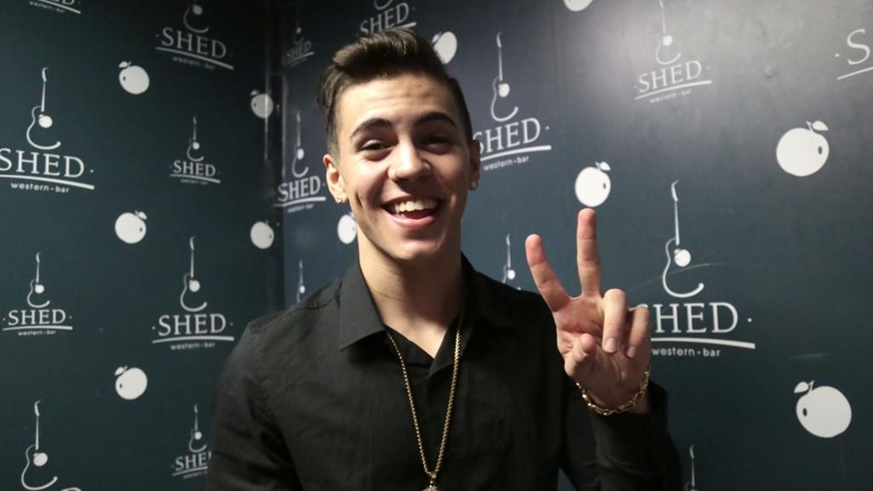 Biel faz o sinal de positivo para a câmera: o funkeiro tem de estar alegre mesmo. Lota os shows, seus videoclipes têm milhões de visualizações e é adorado pelas fãs | Pedro Serapio/Gazeta do Povo