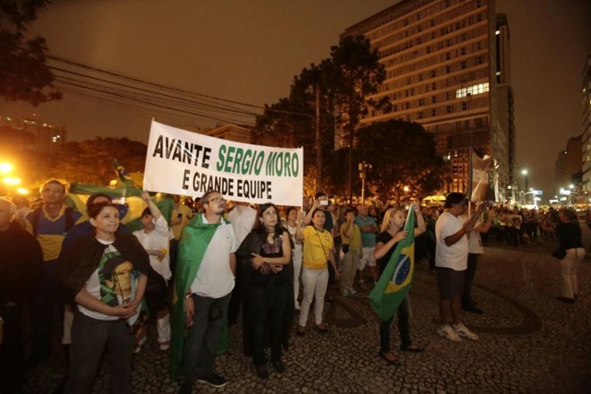 Ato em apoio ao juiz Sergio Moro na Praça Santos Andrade. | Pedro Serapio Gazeta do Povo