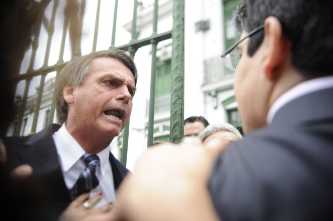 Bolsonaro em confusão numa visita da Comissão Estadual da Verdade do Rio a um batalhão do Exército. | Tânia Rêgo/ Agência Brasil