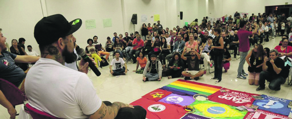 “Apanhei sozinho”, diz o cantor sobra a demora da classe artística em se posicionar sobre a crise política