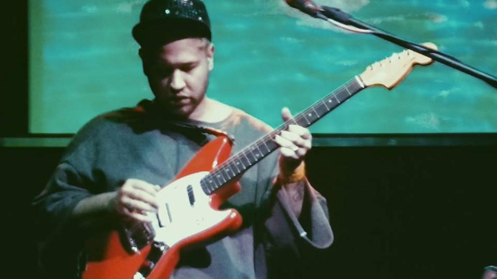 Ruban Nielson brinca com sua guitarra na Popload Gig | /Divulgação