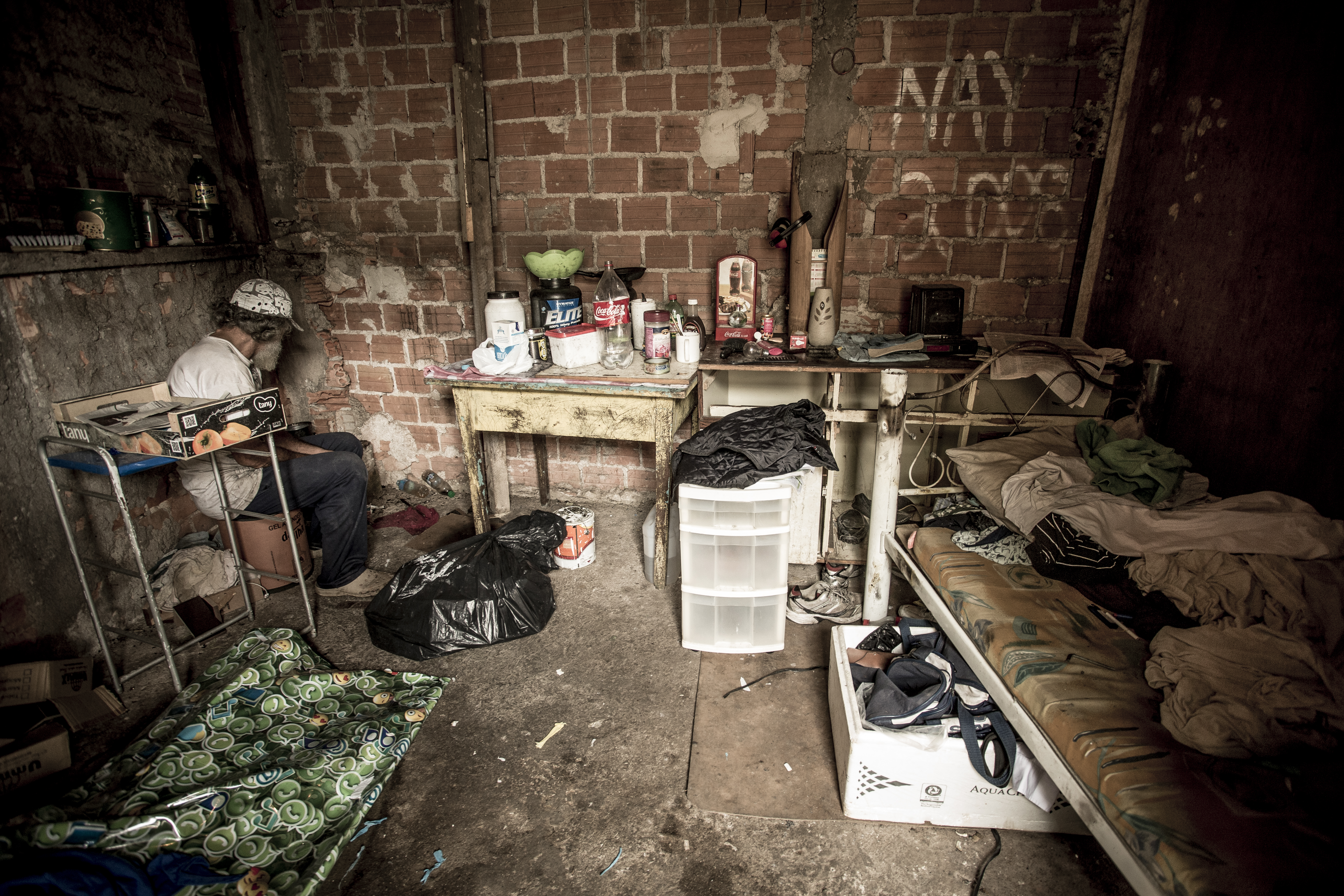 Dirceu* mora em um cômodo de cortiço improvisado no barracão no qual está “preso” | Hugo Harada/Gazeta do Povo