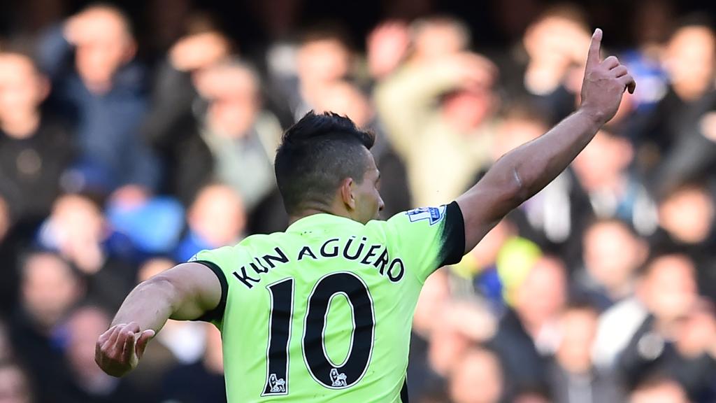 Kun Agüero marcou os três gols do City diante do Chelsea. | Ben Stansall/AFP