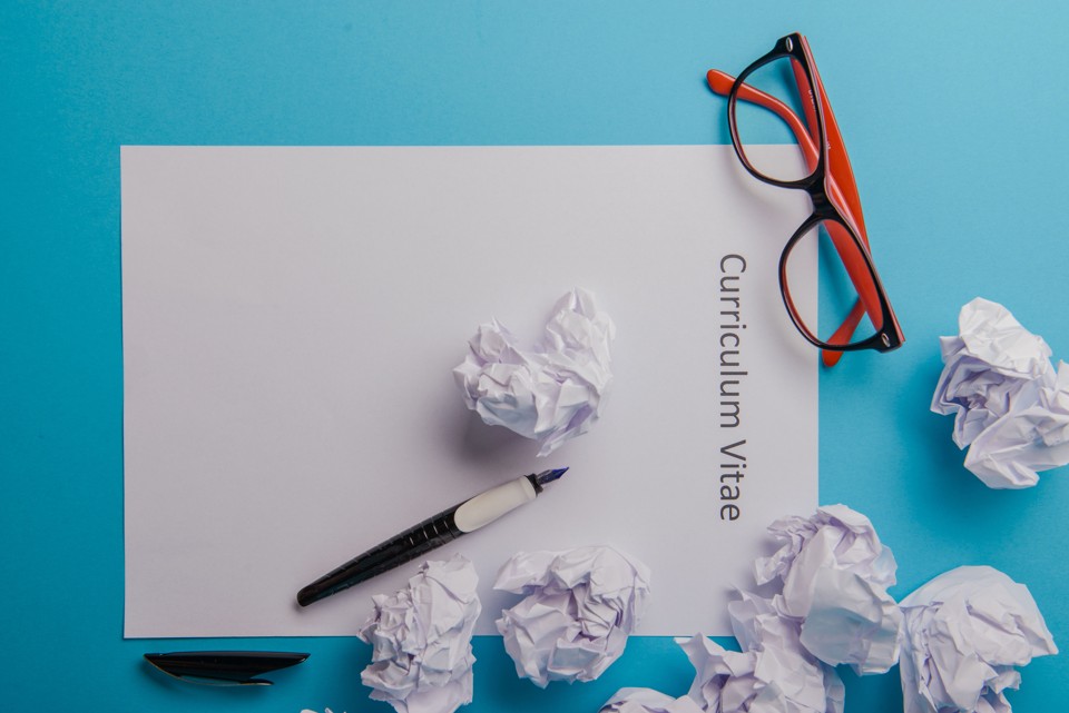 Embora muitos profissionais gostem de detalhar os cursos e as experiências que possuem, a porta de entrada de um currículo está nos objetivos profissionais do candidato. veja como montar um bom currículo. | Bigstock/