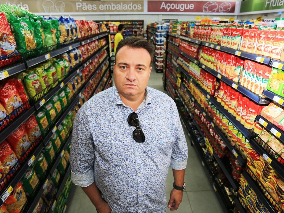 Para Claudio Tissi, o diferencial dos mercados pequenos está no atendimento porque os produtos são os mesmos das grandes redes. | Ivonaldo Alexandre/Gazeta do Povo