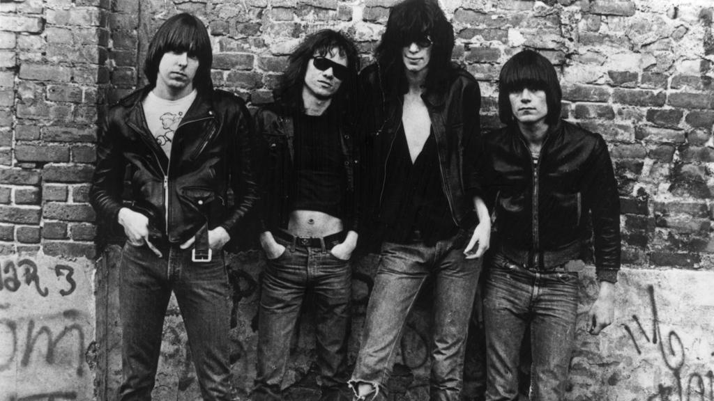 Os Ramones em sua foto mais célebre: arquitetura punk. | Evening Standard/Getty Images