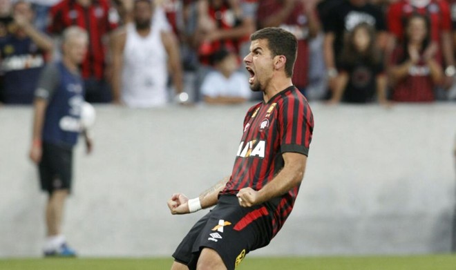 André Lima comemora o segundo gol do Atlético no clássico. | Daniel Castellano/Gazeta do Povo