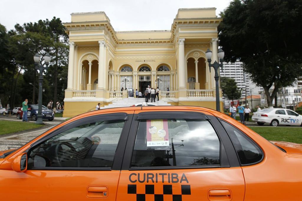 Votação do projeto de lei que proíbe o Uber em Curitiba foi acompanhado por cerca de 200 pessoas, maioria de taxistas,categoria que se vê ameaçada pela concorrência de serviços como o do aplicativo. | Antonio More/Gazeta do Povo
