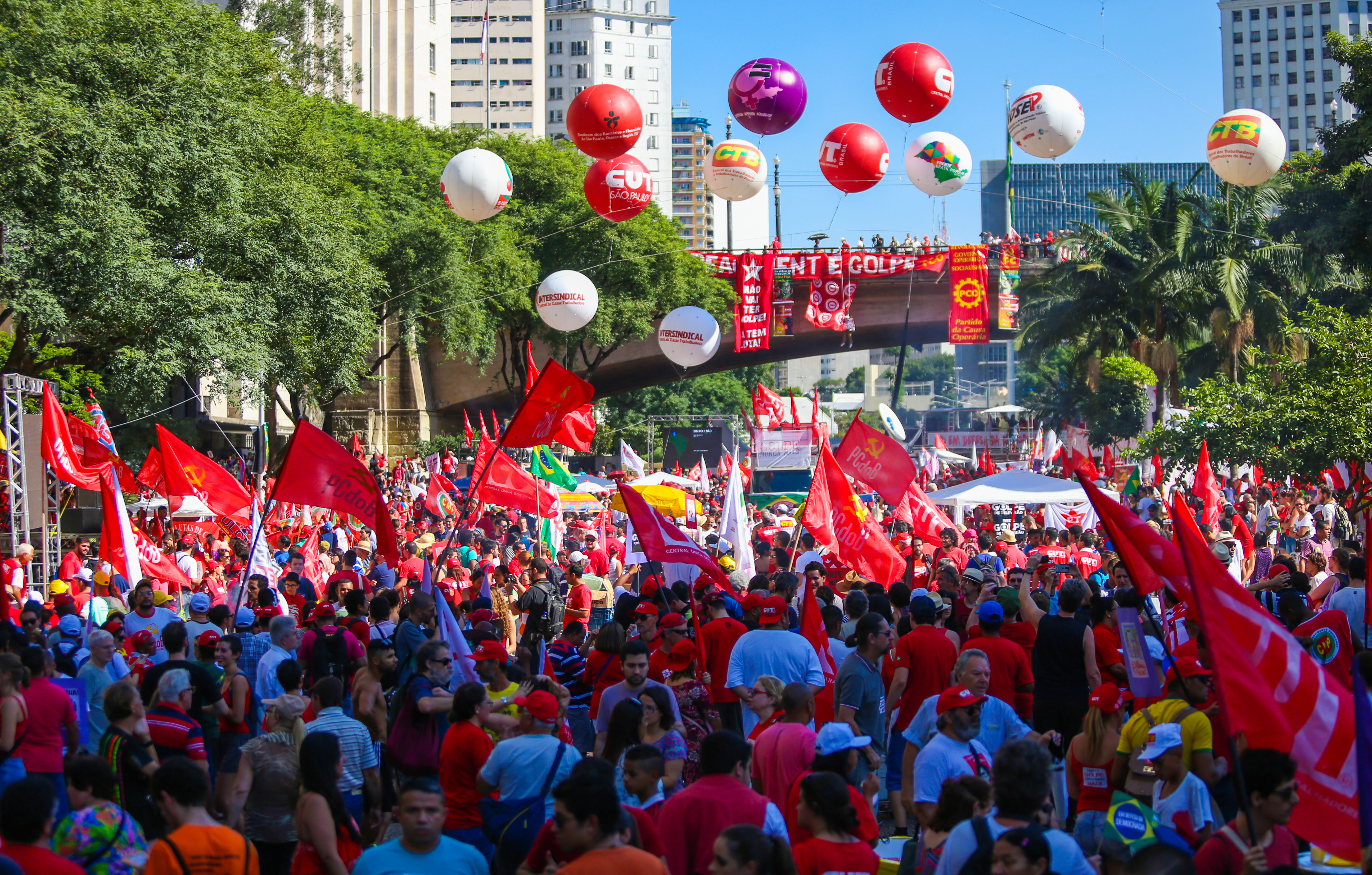 Movimentos sociais em ato pela democracia, no Vale do Anhangabaú, em abril: centrais sindicais prometem protestos em 1º de maio | Paulo Pinto/Agência PT