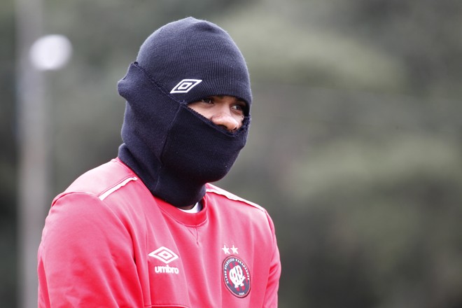 Meia Nikão protege-se do frio no CT do Caju. | Aniele Nascimento/Gazeta do Povo