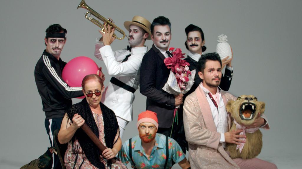 Estética da peça procura ser de um “absurdo estético”. | Lauro Borges/Divulgação