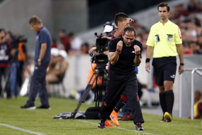 Técnico do Brasil de Pelotas , Rogério Zimmermann, inconformado durante o confronto na Arena. | Albari Rosa/Gazeta do Povo