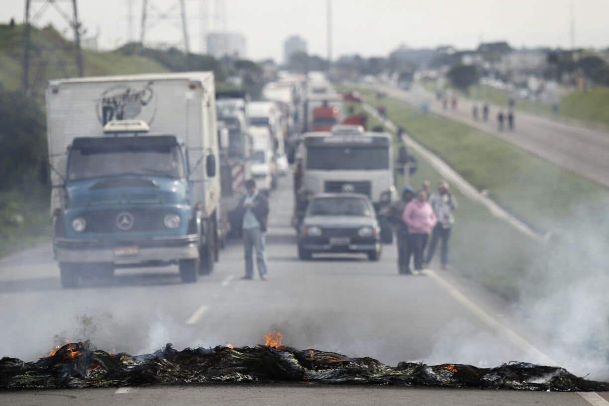 Manifestantes queimaram pneus para bloquear rodovia | Jonathan Campos/Gazeta do Povo