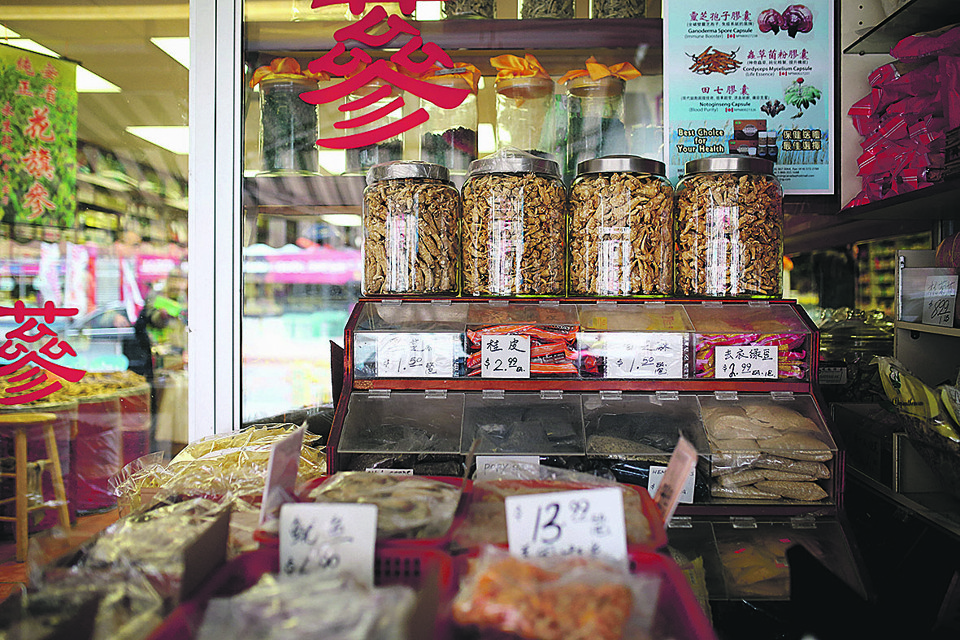 Potes com ginseng em uma loja da Chinatown de Toronto, a duas horas de  Delhi. | Cole Burston/Bloomberg