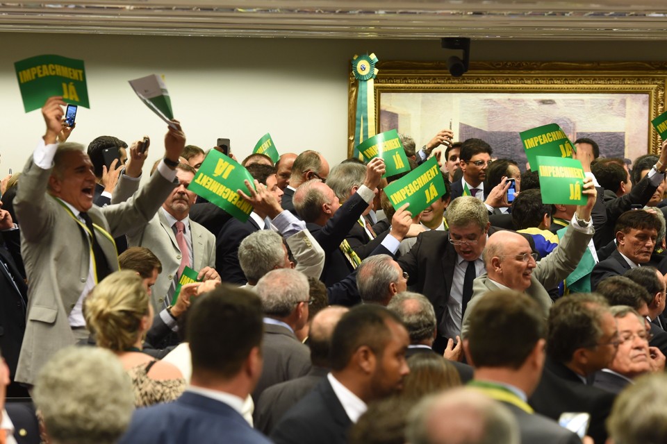 Deputados de oposição comemoram a vitória na comissão do impeachment. | Evaristo Sá/AFP