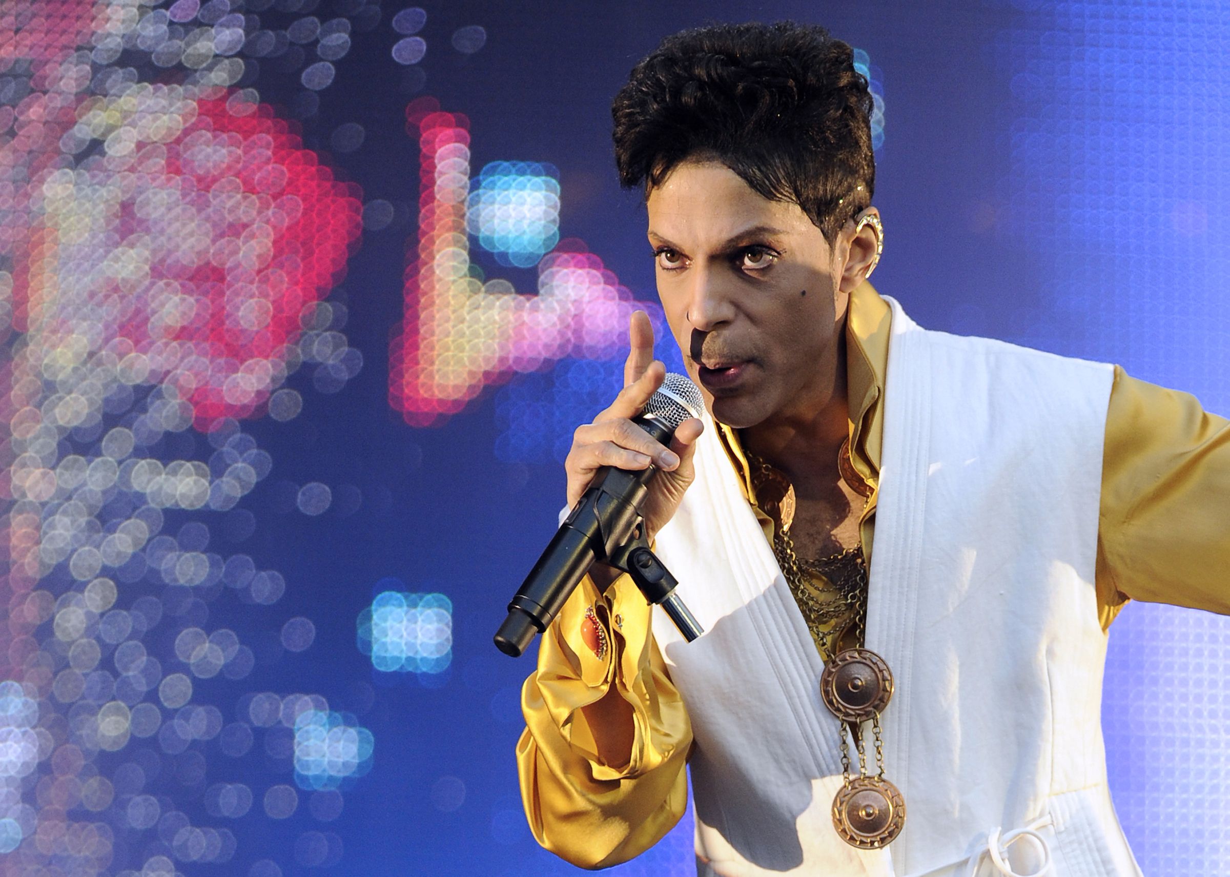 Prince no palco, no Stade de France, em Saint- Denis, nos arredores de Paris | BERTRAND GUAY/AFP