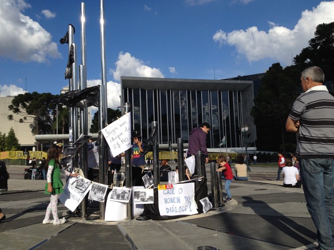 Mesmo sem protestos à tarde, intervenções ainda relembravam os episódios de violência no Centro Cívico nesta semana | Amanda Audi/Gazeta do Povo