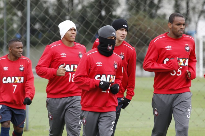 Lateral-direito Léo , escondido, puxa a fila no treinamento do Atlético. | Aniele Nascimento/Gazeta do Povo
