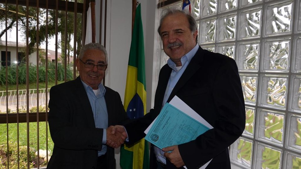 Aníbal Tacla (à dir.) recebe o alvará de construção do prefeito de Campo Largo, Affonso Guimarães. | Divulgação/Prefeitura de Campo Largo