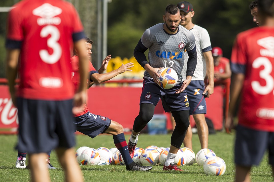 Goleiro Weverton foi inocentado no TJD-PR e poderá enfrentar o Londrina no jogo de  domingo (10) na Arena. | Marcelo Andrade/Gazeta do Povo