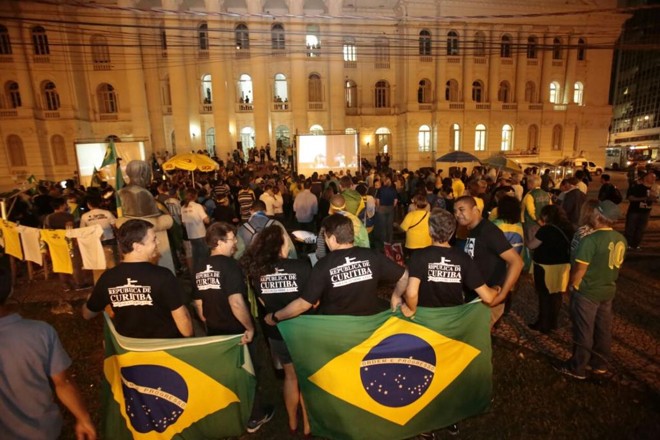 Ato em apoio ao juiz Sergio Moro na Praça Santos Andrade. | Pedro Serapio Gazeta do Povo