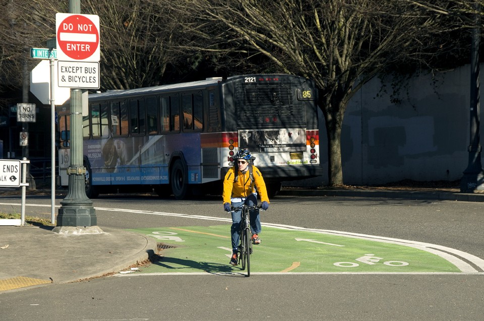Modelo de ciclofaixa de Portland, batizada de “green lane”. Pesquisadores de cidade referência em ciclomobilidade dos EUA quer descobrir qual o melhor modelo de ciclovia e cruzamento para bicicletas. | Oregon Departament  of Transportation/Creative Commons