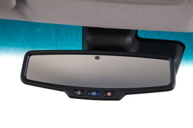 O serviço de concierge OnStar é acionado por botões no retrovisor interno. |