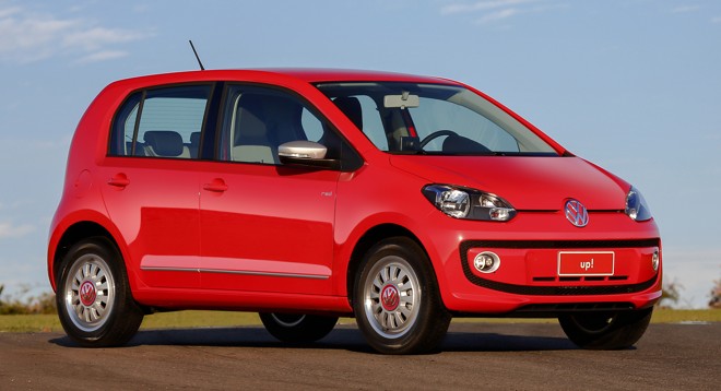VOLKSWAGEN UP! 1.0 (três cilindros). Consumo: 9,6/10,1 km/l (cidade/estrada) com etanol; 14,2/15,3 km/l (cidade/estrada) com gasolina. Potência: 75/ 82 cv (g/e). Câmbio: manual de 5 marchas. Preço: a partir de R$ 32.290 (2p) e R$ 34.890 (4p). |