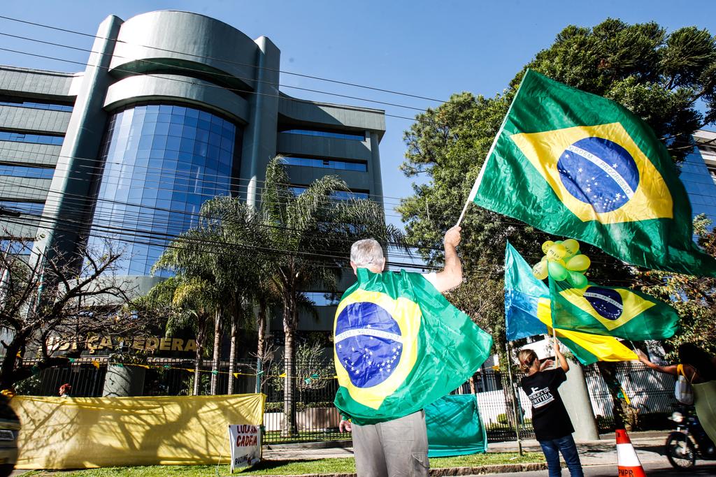 Manifestantes em frente à Justiça Federal neste domingo (17). | Daniele Castellano/Gazeta do Povo
