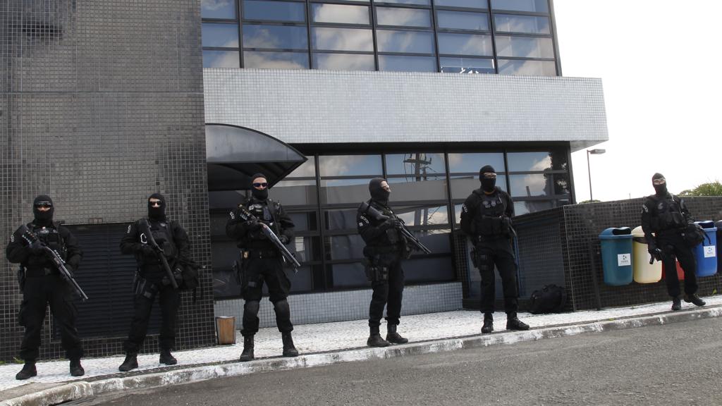 Policiais em frente à sede da Polícia Federal em Curitiba . | Aniele Nascimento/Arquivo Gazeta do Povo