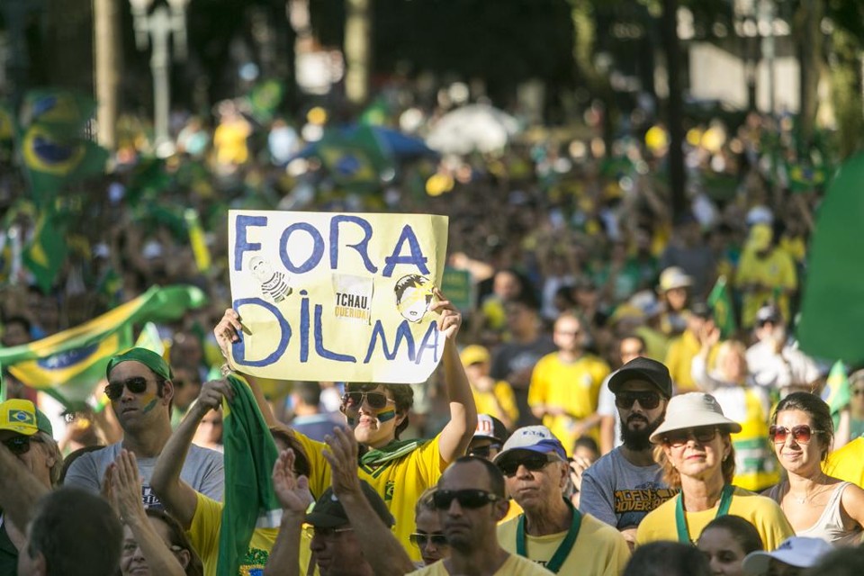 Manifestantes na Praça Santos Andrade, em Curitiba. | Marcelo Andrade / Gazeta do Povo