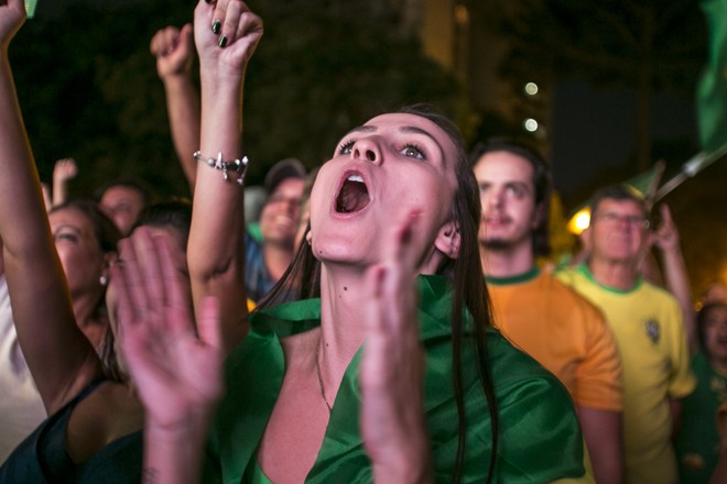 Praça Santos Andrade: apoiadora do impeachment vibra com voto favorável ao prosseguimento do rito | Marcelo Andrade/Gazeta do Povo