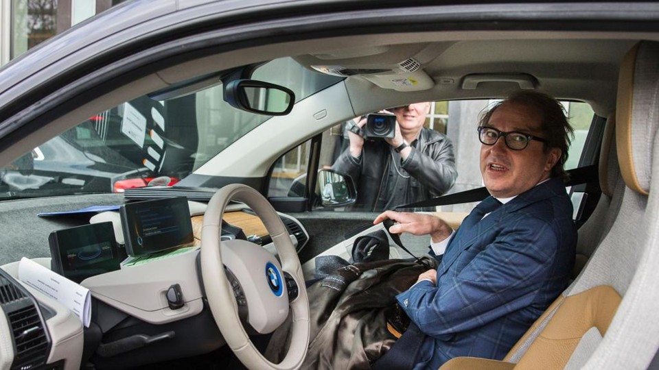 O ministro dos Transportes da Alemanha, Alexander Dobrindt , em modelo elétrico da BMW | ODD ANDERSEN/AFP