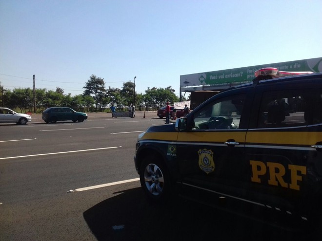 Em São Miguel do Iguaçu, no interior do Paraná, manifestantes com faixas bloquearam o km 704 da BR-277. | PRF