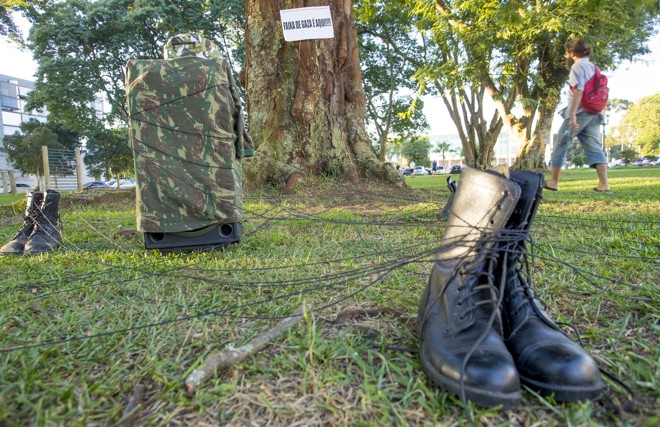 Momento mais impactante traz áudios reais dos professores fugindo da polícia na “Batalha do Centro Cívico”. | Hugo Harada/Gazeta do Povo