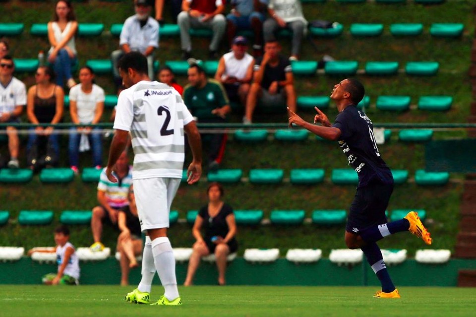 Jenison comemora um dos gols conra o PSTC. Equipe classificou-se para a semifinal do Paranaense. | Albari Rosa/Gazeta do Povo