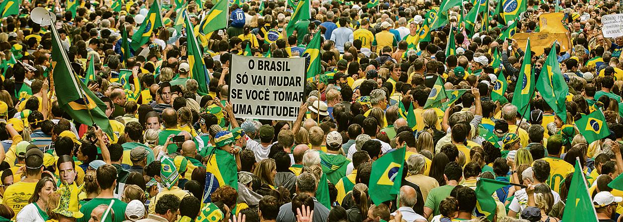 Manifestações começaram  em 2014 e atingiram números expressivos em março de 2015.  Em Curitiba, 200  mil foram às ruas em 13 de março deste ano contra o governo. | Marcelo Andrade/Gazeta do Povo