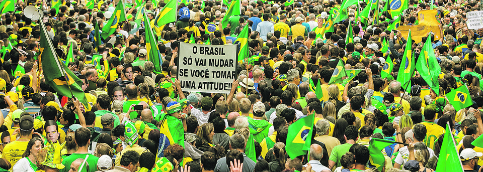 Manifestações começaram  em 2014 e atingiram números expressivos em março de 2015.  Em Curitiba, 200  mil foram às ruas em 13 de março deste ano contra o governo. | Marcelo Andrade/Gazeta do Povo