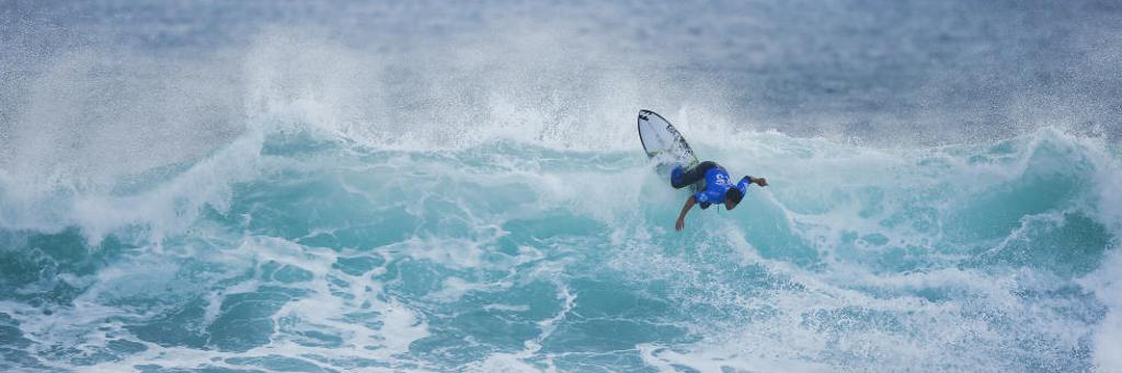 Ítalo Ferreira durante as quartas de final contra Kolohe Andino: vitória e disparada no ranking mundial. | Ed Sloane/WSL