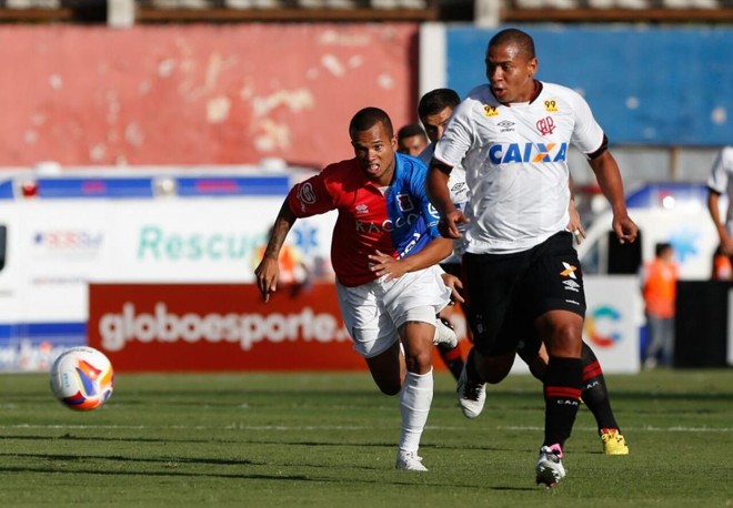 Walter tenta furar a defesa do Paraná na Vila Capanema. | Gazeta do Povo